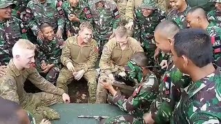 Mata Tertutup TNI Bongkar Pasang Senjata Styer bersama Tentara Australia [upl. by Engud230]