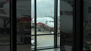 Skurril einzige nicht Asiaten wir am Flughafen ShanghaiHongqiao  YourTravelTV [upl. by Pich]