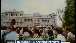 ¡CHILE NO FUE TRAIDOR Plaza de Mayo 2 abril 1982 Argentinos cantando en contra de Chile [upl. by Ahsin408]