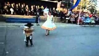 Baile de cueca del pequeño Alberto [upl. by Aisatna45]