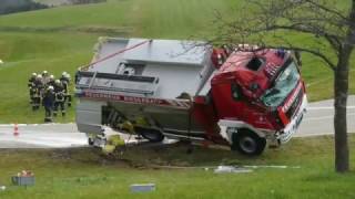 Feuerwehrfahrzeug verunglückt auf Einsatzfahrt [upl. by Jt484]