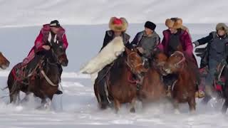 Xinjiang  des cavaliers kazakhs galopent à travers la prairie de Nalati en costumes traditionnels [upl. by Annawal]