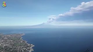 Etna il vulcano in eruzione ripreso da un aereo militare [upl. by Eillam]