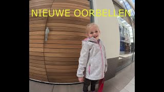 Oorbellen laten schieten  Alyssia krijgt nieuwe oorbellen – Vlog 72 [upl. by Friedrick26]