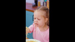 How to eat spaghetti easier 🍝 Kidapproved [upl. by Stedman]