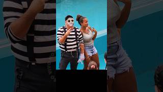 O mímico Tom usando os óculos desta garota 😎😂🤣 tomthemime seaworldmime seaworldorlando funny [upl. by Heidie]