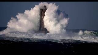 Phare du Four  vagues énormes suite à la tempête Fionn [upl. by Perron]