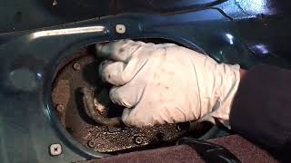 Cuidados al cambiar una bomba de gasolina en 2002 Toyota Camry [upl. by Groveman940]