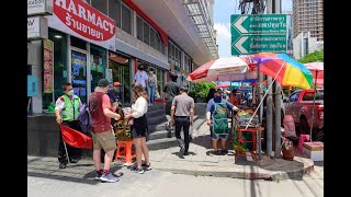 4K quotSoi Langsuanquot street food destination on lunchtime in Bangkok [upl. by Thisbee]