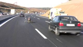 Kartfahrer auf Autobahn [upl. by Inilam]