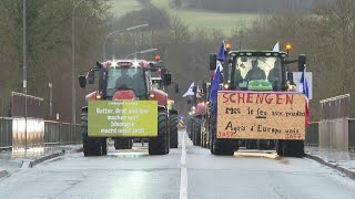 Crise agricole des agriculteurs arrivent en tracteurs à Schengen au Luxembourg  AFP Images [upl. by Rednirah536]