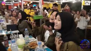 Tantri Arda prank di Kaffe Angkringan Cibinong  menyanyikan lagu Iwan fals Bento [upl. by Yellat]