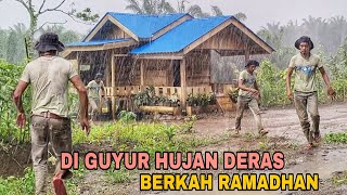 DI GUYUR HUJAN DERAS  BERKAH RAMADHAN [upl. by Stretch]