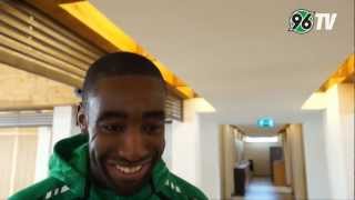 Johan Djourou begrüßt die Fans von Hannover 96 [upl. by Eigger]