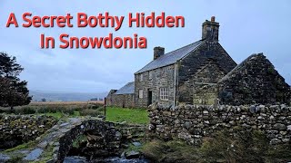 A Hike And Stay At A Private Bothy In Snowdonia mountains bothy See Link Below To Help Save It [upl. by Otokam550]