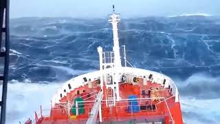 Impresionante Vídeo real Barco en mitad de una tormenta [upl. by Alim]