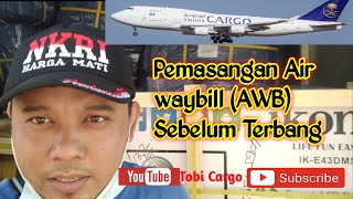 Proses pemasangan Air waybill AWB Sebelum paket berangkat ke Indonesia  Tips kargo barang [upl. by Hightower910]