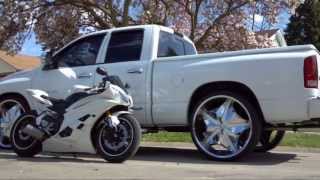 DODGE RAM 1500 ON NEW 28 INCH CHROME RIMS  CLEAN  WHITE  HEMI [upl. by Adikam789]