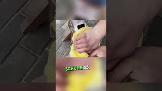 Freundlicher Mann repariert Schuh für Fremden ❤️❤️❤️ [upl. by Nosral]