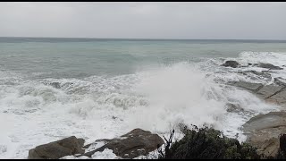 Mareggiata a Bordighera le onde raggiungono la passeggiata e gli stabilimenti balneari [upl. by Neehsuan]