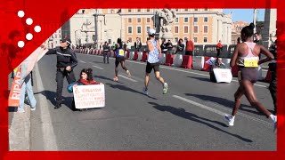 Maratona di Roma ambientalisti occupano la strada al passaggio dei podisti [upl. by Luz72]