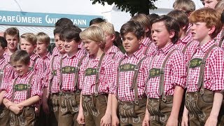 4 Volkslieder aus den österreichischen Alpen  Tölzer Knabenchor Untertitel im bayerischen Dialekt [upl. by Terencio]