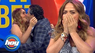 Le roba un beso a Andrea Legarreta en pleno show y ella no sabe cómo reaccionar  Hoy [upl. by Busiek384]