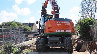 Rijplaten opruimen 63 Liebherr 914 compact met Engcon draaikantelstuk [upl. by Hcire]