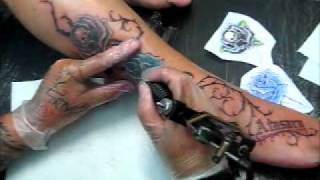 tatuaje femenino nombre Atasara y rosas con enredadera pierna Mary [upl. by Corrinne]