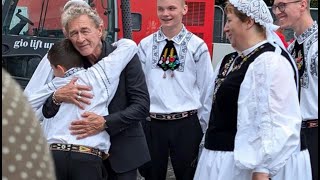 Peter Maffay Als er seine alte Heimat besucht kommt es zu einem innigen Moment [upl. by Tullusus337]