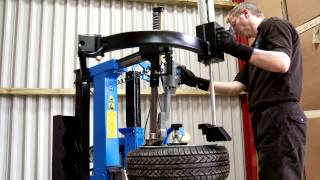 Hofmann Megaplan Megamount Smart Tyre Changer [upl. by Rheta]