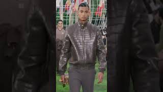 Défilé Louis Vuitton Homme 👔  PrintempsÉté 2025  Paris Fashion Week 🇫🇷 [upl. by Etnuhs]