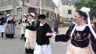 Danse dans le bourg de La Forêt Fouesnant pour la fête des cerisiers [upl. by Eelinnej730]