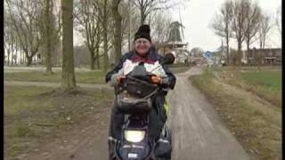 Kilometervreter op een scootmobiel [upl. by Euqitsym248]