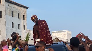 Jacob Freedom Caesar Shares Common T Shirts At Elmina Bakatue Festival [upl. by Osrick77]