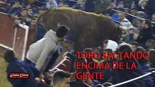 IMPRESIONANTE EL TORO DE ARRIAZU SALTANDO ENCIMA DE LA GENTE [upl. by Valene765]