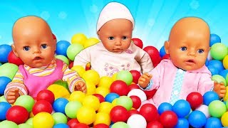 Video e giochi per bambini Una piscina con le palline colorate Le bambole [upl. by Limber]