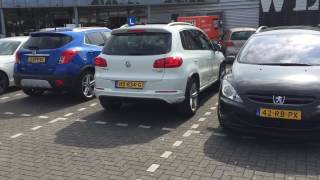 ACHTERUIT INPARKEREN IN EEN PARKEERVAK [upl. by Dixie304]