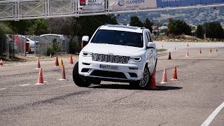 Jeep Grand Cherokee 2017  Maniobra de esquiva moose test y eslalon  km77com [upl. by Hairacaz]