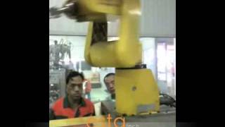 Fanuc a15B Injection Molding Machine with Fanuc LR Mate 100i Robot [upl. by Ahk]