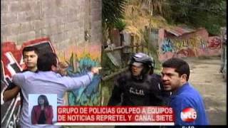 Grupo de policías agrede a equipo de NR6 y Canal 7 [upl. by Crelin]