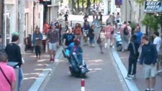 Man op scootmobiel racet door Amsterdam [upl. by Esilahs]