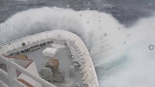 Barcos en plena tormenta en alta mar [upl. by Lesiram]