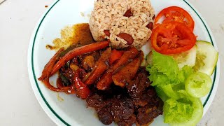 Jamaica brown stew beef🥩serve with rice amp peas an vegetable🥒🍅🥕 [upl. by Docile]