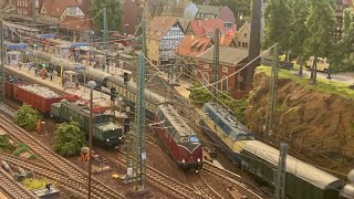 Modellbahn H0 Fahrt über zwei AnlagenVon Petersdorf nach Mittelstadt [upl. by Gurl446]