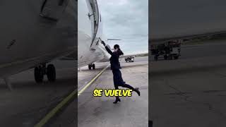 Azafata Lucha Por Abrir la Puerta del Avión [upl. by Yelyac]