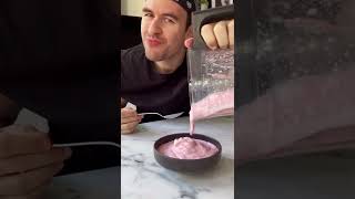 🍓 HELADO FIT DE FRESA RECETA SACIANTE ALTA EN PROTEÍNA Y BAJA EN CALORIAS 🍓 sin azucar [upl. by Ieso]