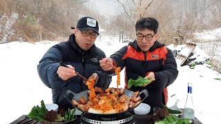 눈오는날 동생이랑 야외에서 솥뚜껑 삼겹살에 소주 한잔 마무리 라면 먹방 Pork Belly Mukbang  Samgyeopsal Korean Food [upl. by Asena]