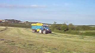 Mengele Rotobull 7000 Forage Wagon pulled by NH7040 [upl. by Aizek]