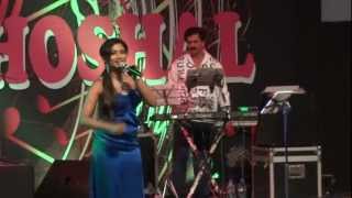 Shreya Ghoshal singing Jhalla Wallah in Kolkata [upl. by Nosyrb]